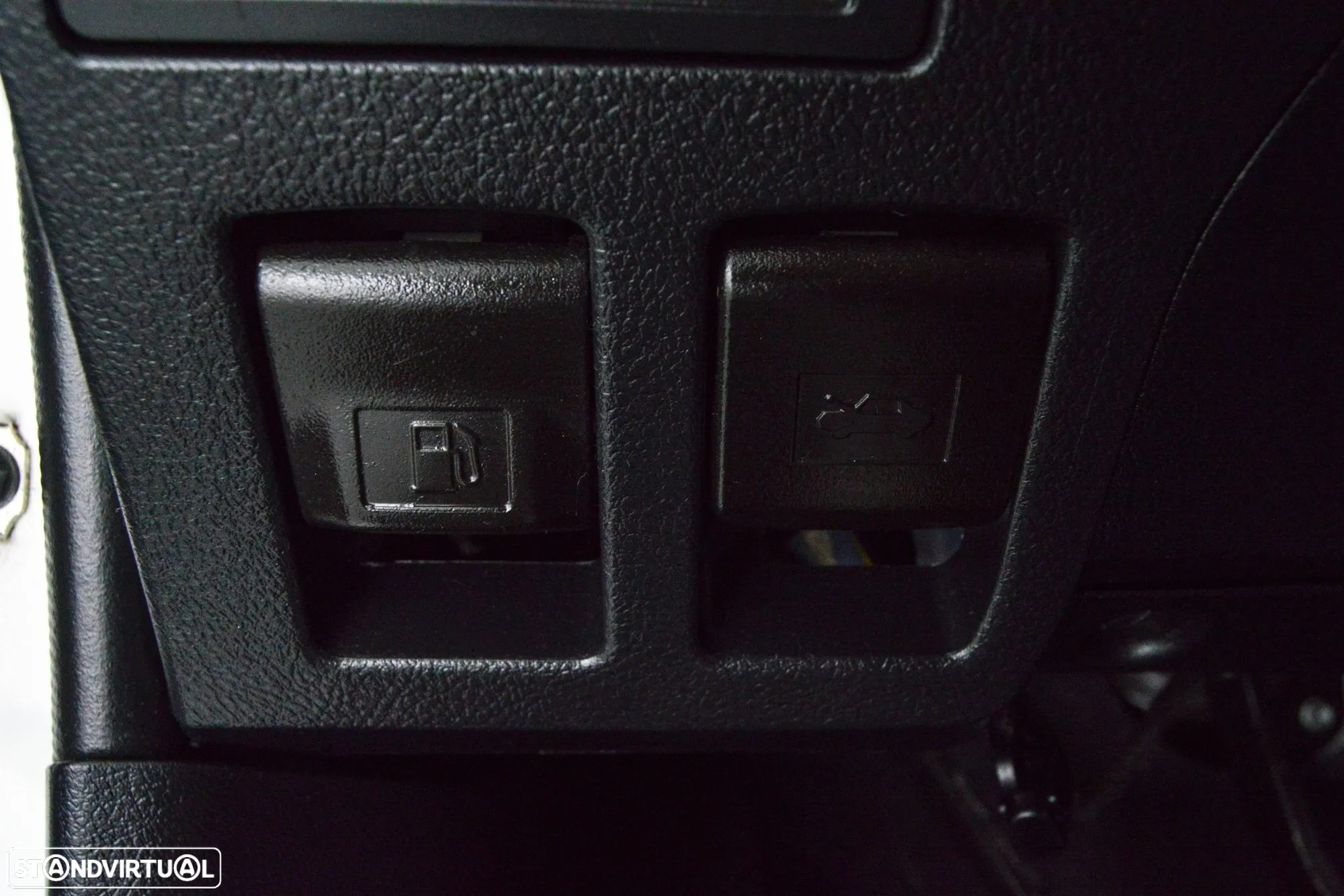 Toyota Hilux 2.4 D-4D 4X2 Cabine Simples 2L - 28
