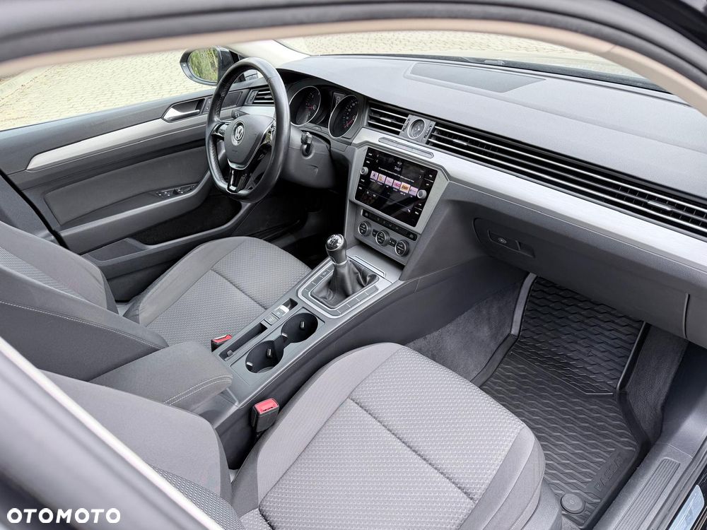 Volkswagen Passat - 14