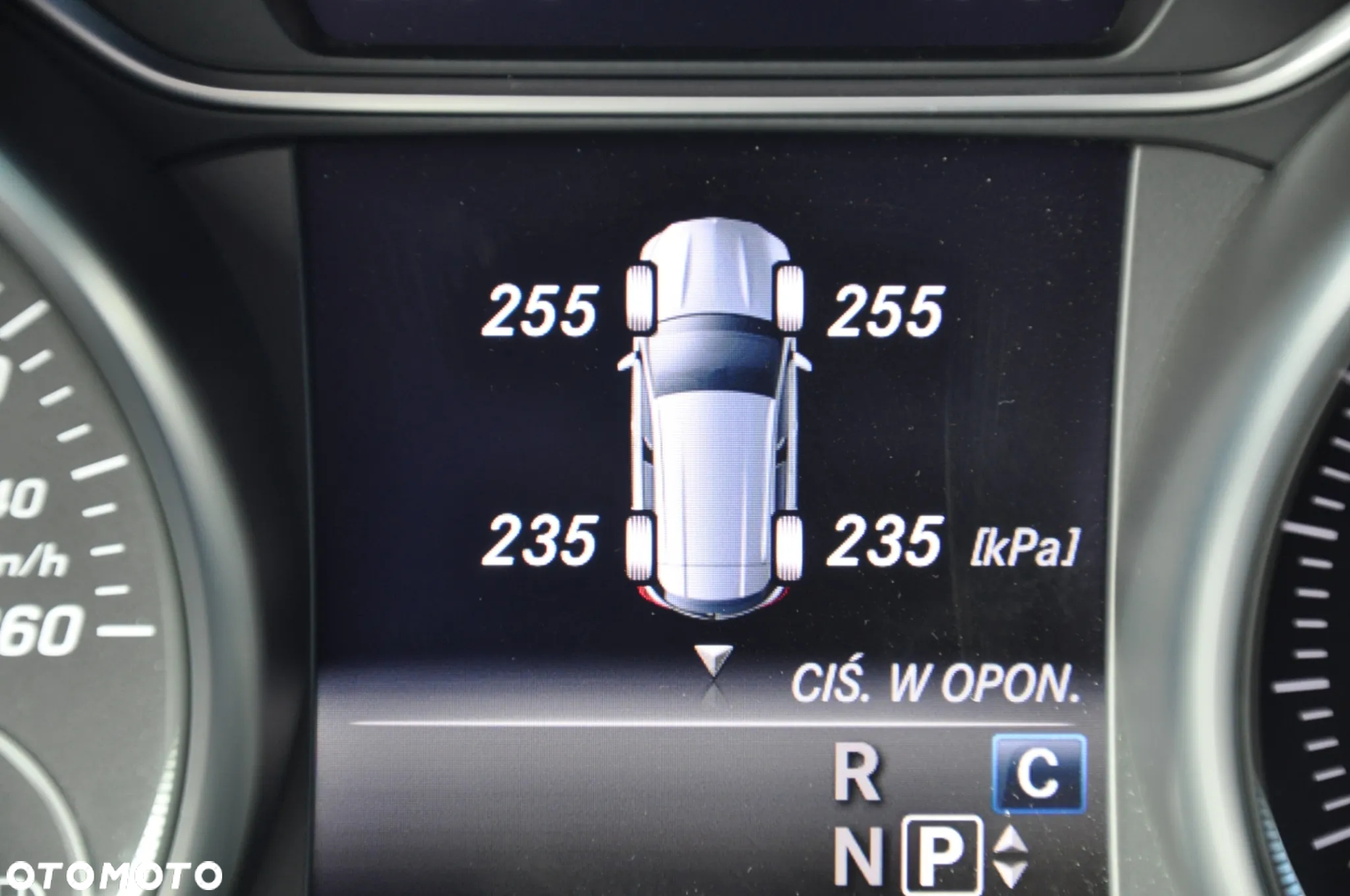 Mercedes-Benz GLA 180 7G-DCT - 21