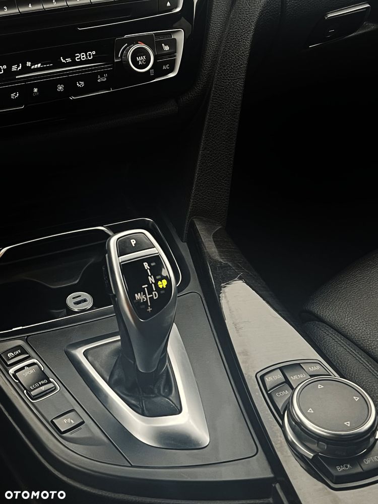 BMW Seria 3 330i Sport Line Shadow - 13