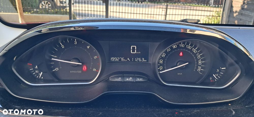 Peugeot 208 1.6 BlueHDi Allure S&S - 28