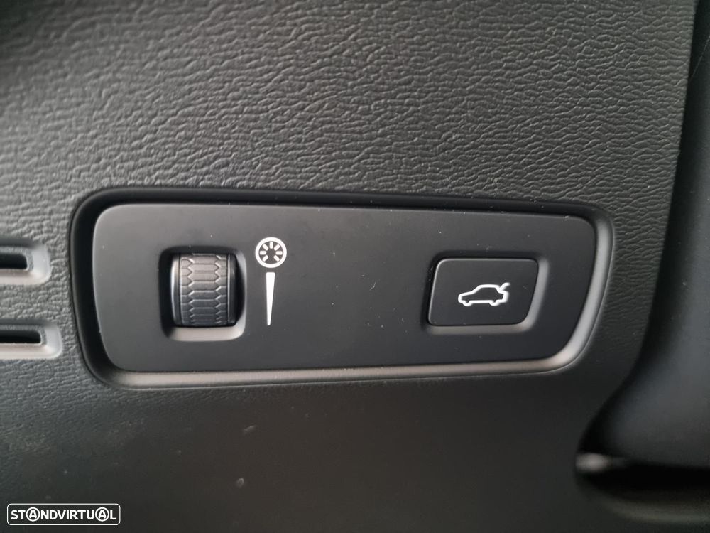 Volvo XC 40 2.0 D3 Momentum Plus Geartronic - 26