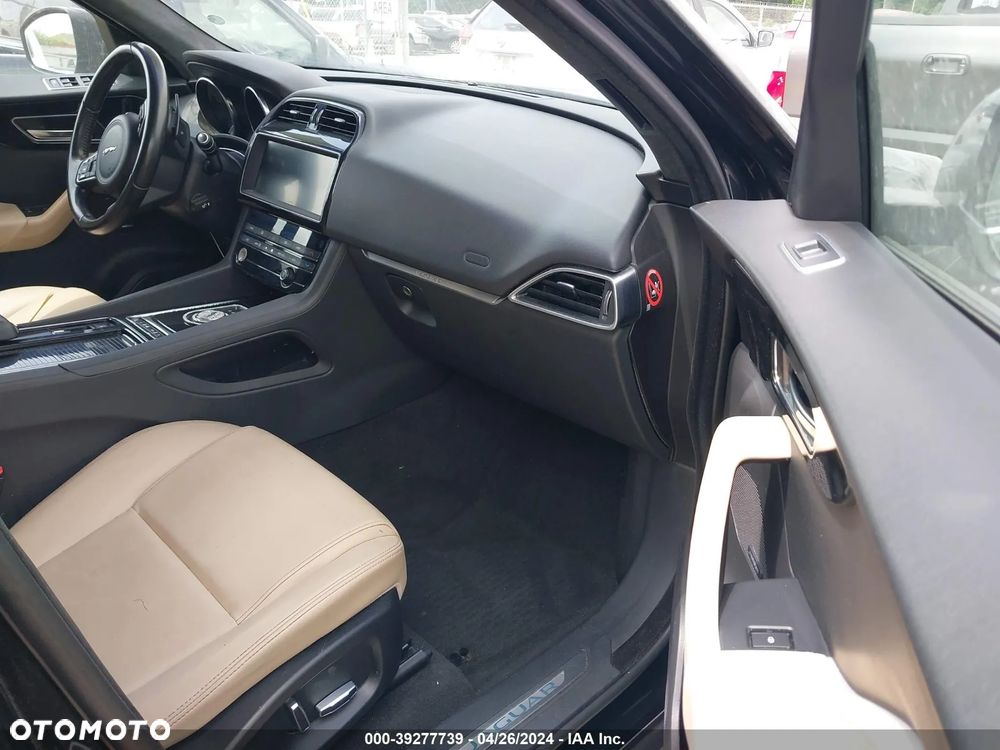 Jaguar F-Pace 25t AWD Prestige - 11