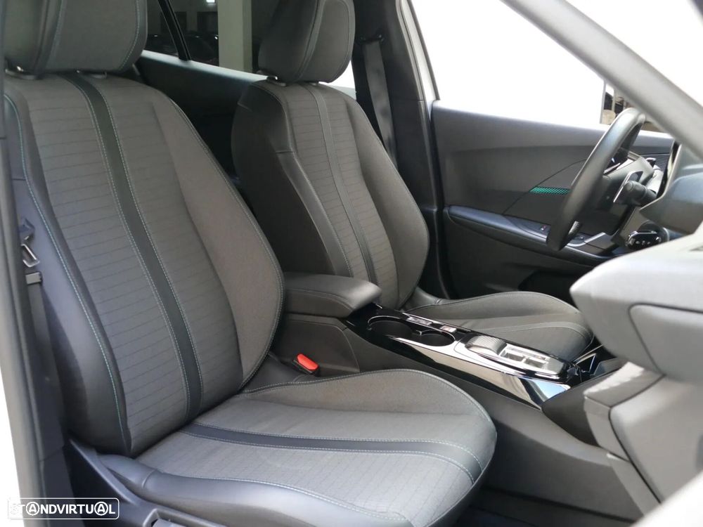 Peugeot 2008 1.2 PureTech Allure EAT8 - 27