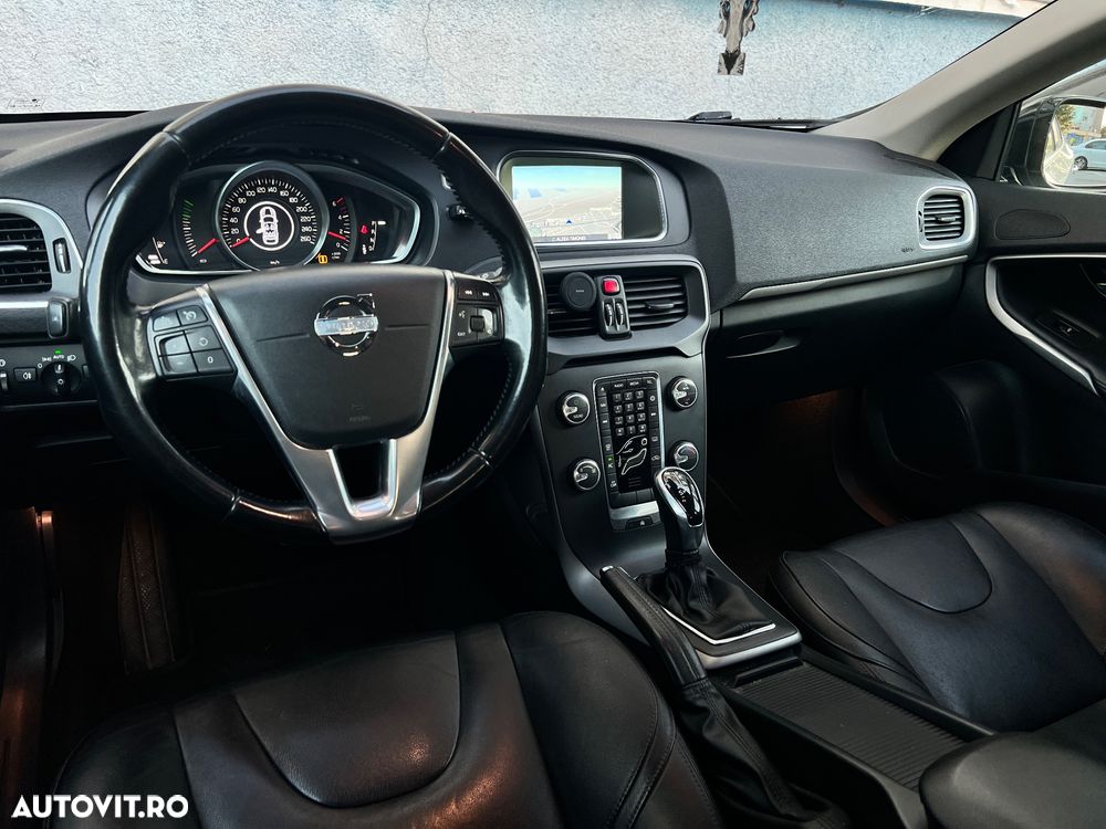 Volvo V40 D2 ECO Aut. R-Design - 13