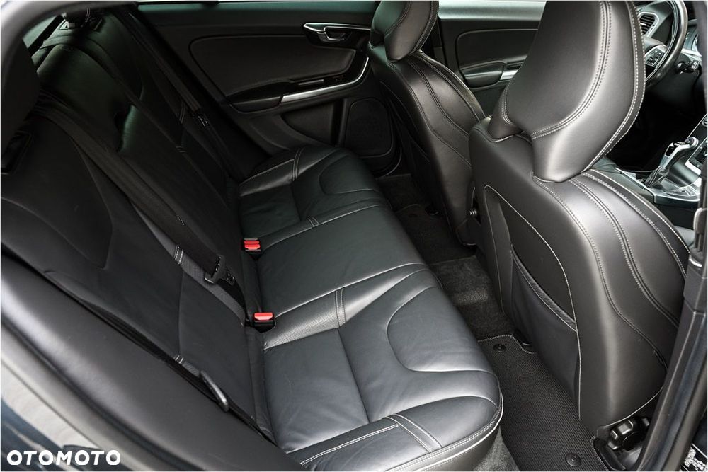 Volvo V60 D3 R-Design - 15