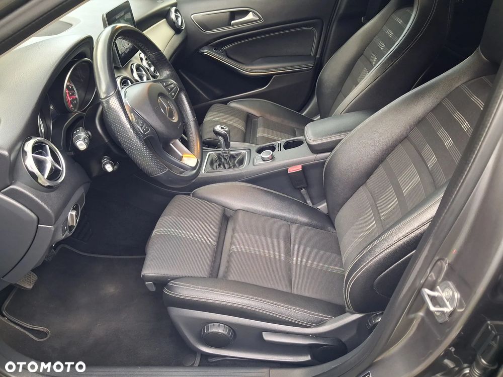 Mercedes-Benz GLA 180 AMG Line - 30