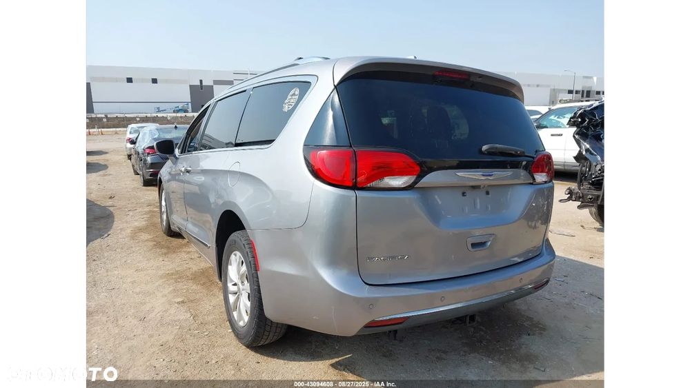 Chrysler Pacifica - 2