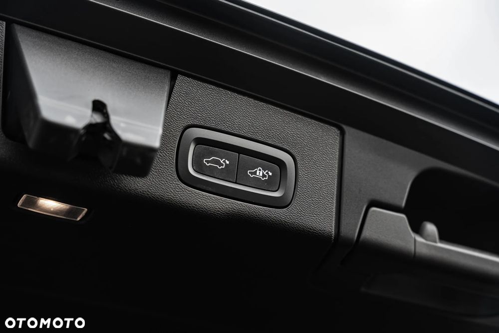 Volvo XC 60 T6 AWD Plug-In Hybrid R-Design - 16