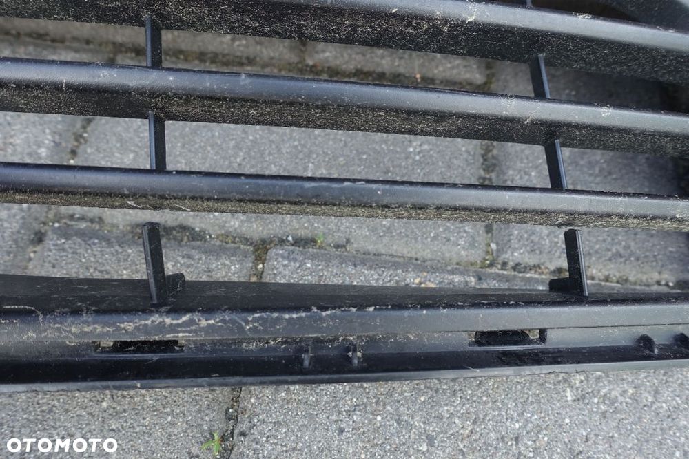 KRATKA ZDERZAKA PRZÓD TRAFIC III VIVARO - 4