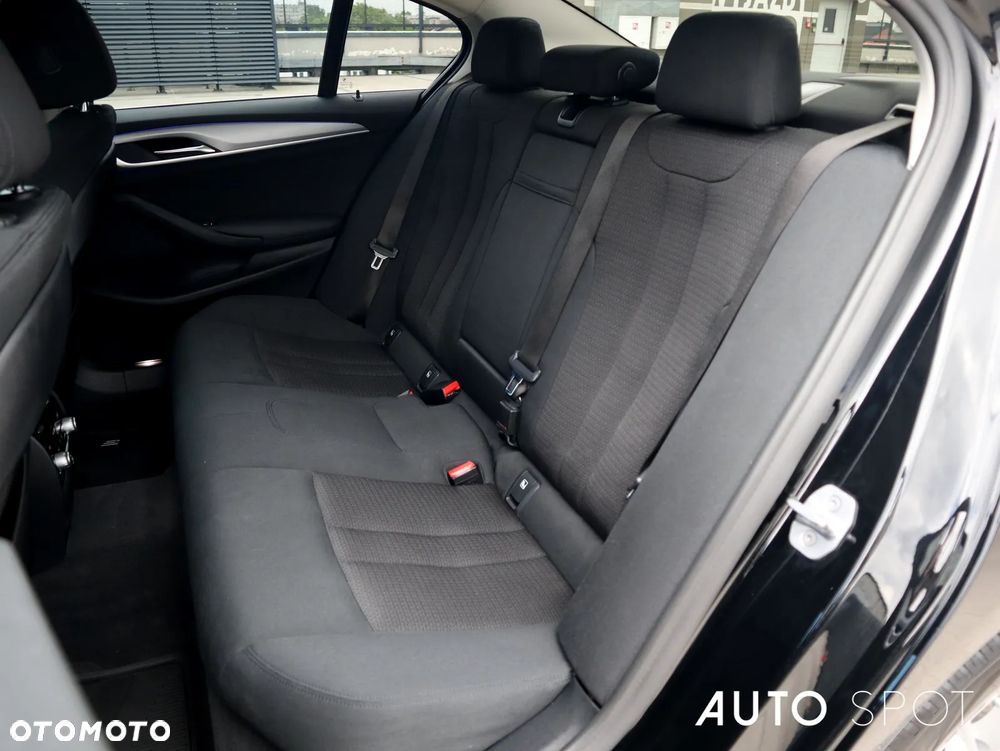 BMW Seria 5 518d mHEV - 39