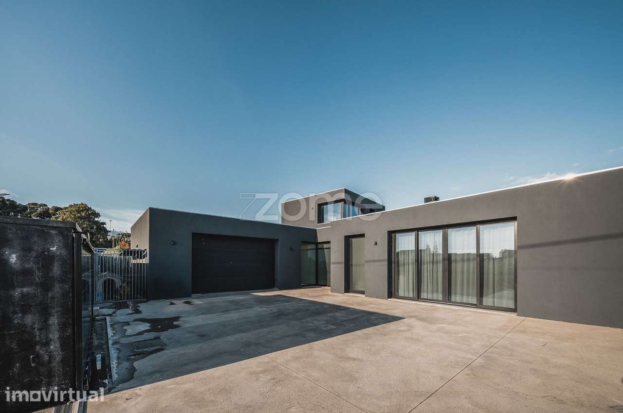 Moradia T4 Moderna com Piscina e Rooftop em Ponta Delgada - Grande imagem: 4/48