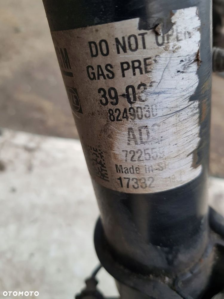 zwrotnica amortyzator lewa przód Opel Astra k 1.6 - 11