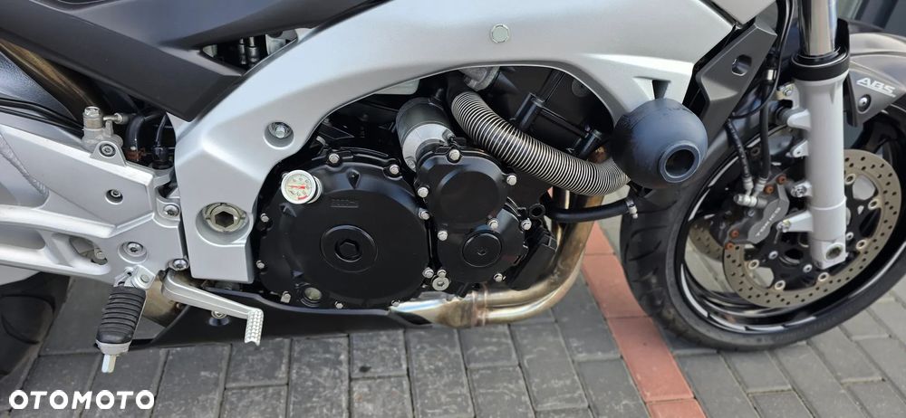 Suzuki GSR - 14