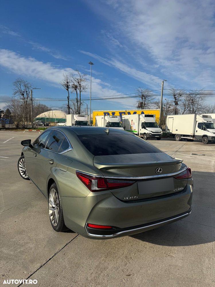 Lexus Seria ES 300h 2.5 TNGA HV 25H- 4X2 CVT Luxury - 5