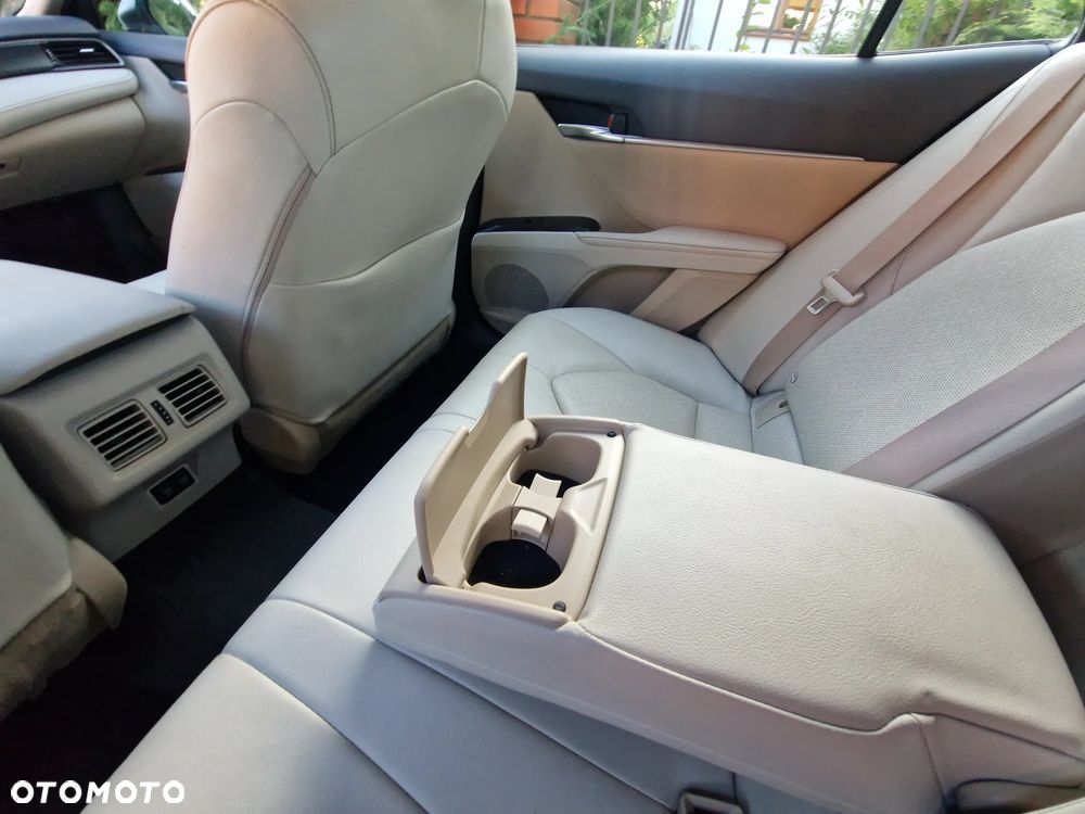 Toyota Camry - 17