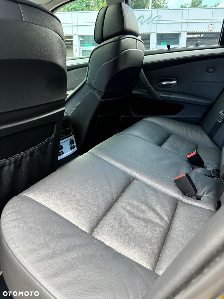 BMW Seria 5 550i - 24