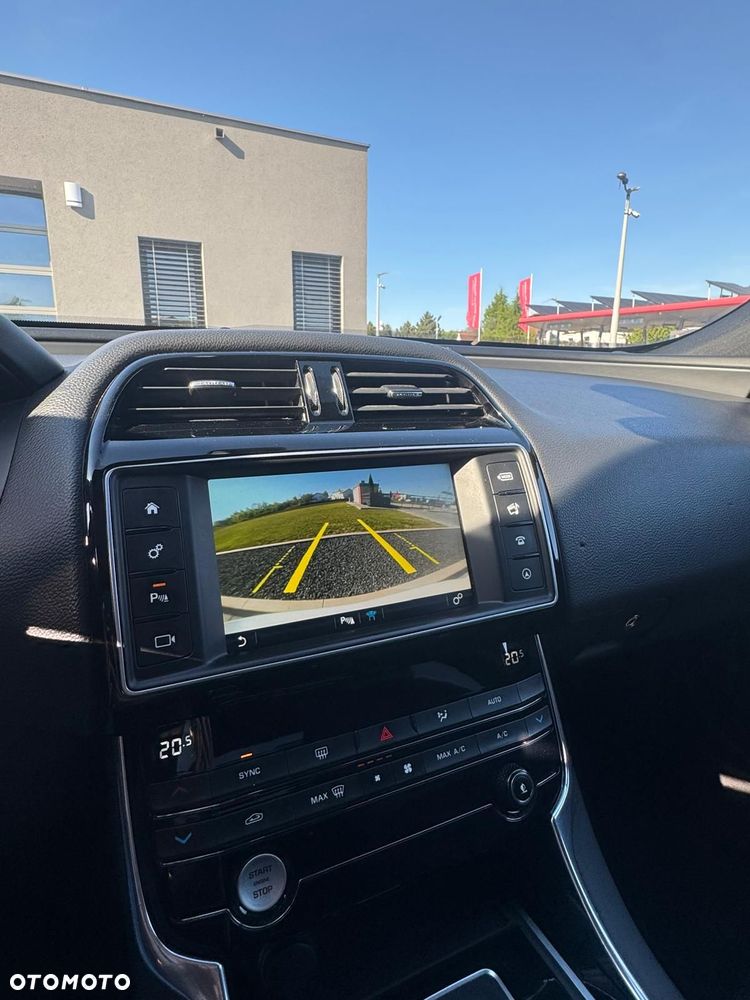 Jaguar XE 20d R-Sport - 13