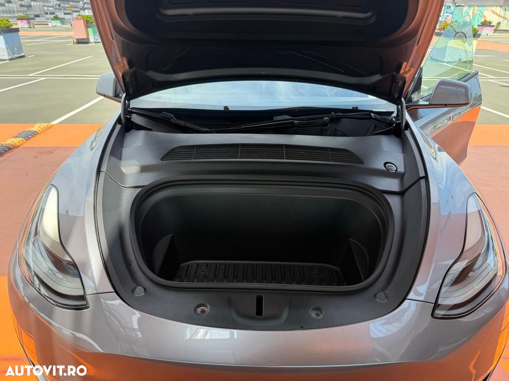 Tesla Model Y Long Range AWD - 14