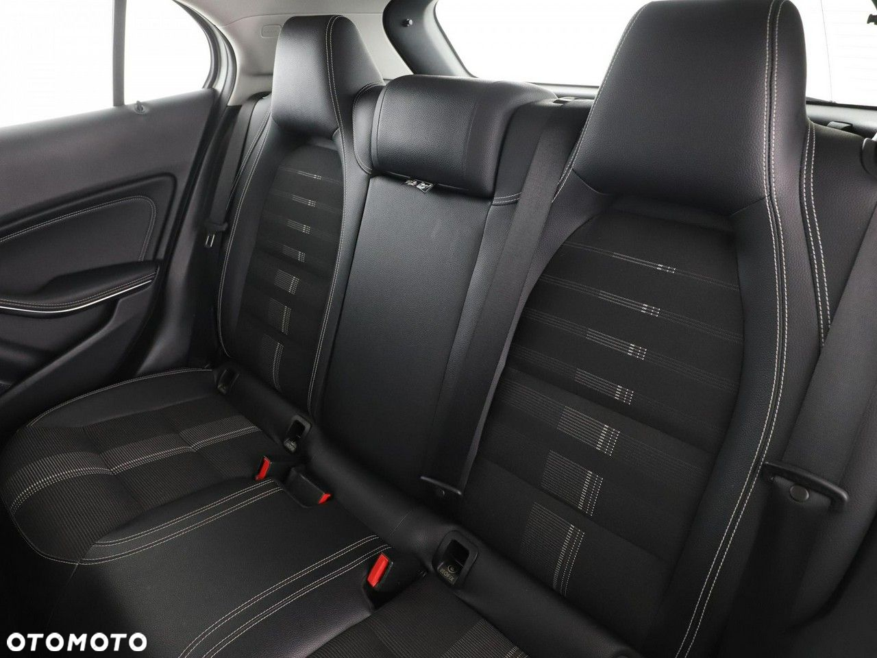 Mercedes-Benz GLA - 18
