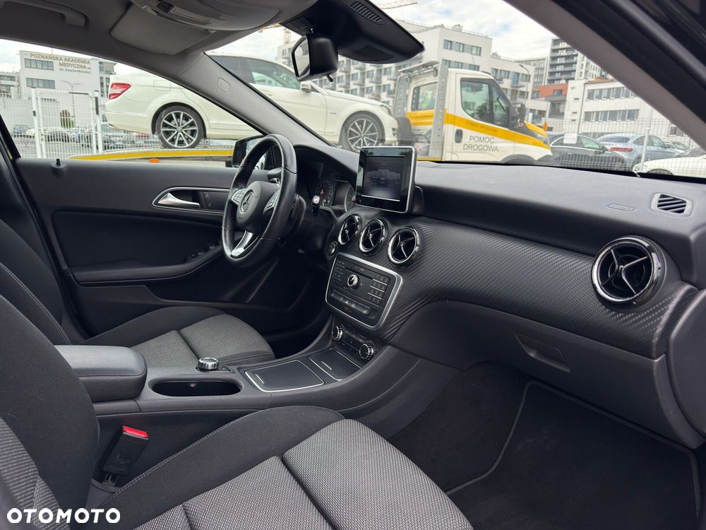 Mercedes-Benz GLA 180 7G-DCT - 25