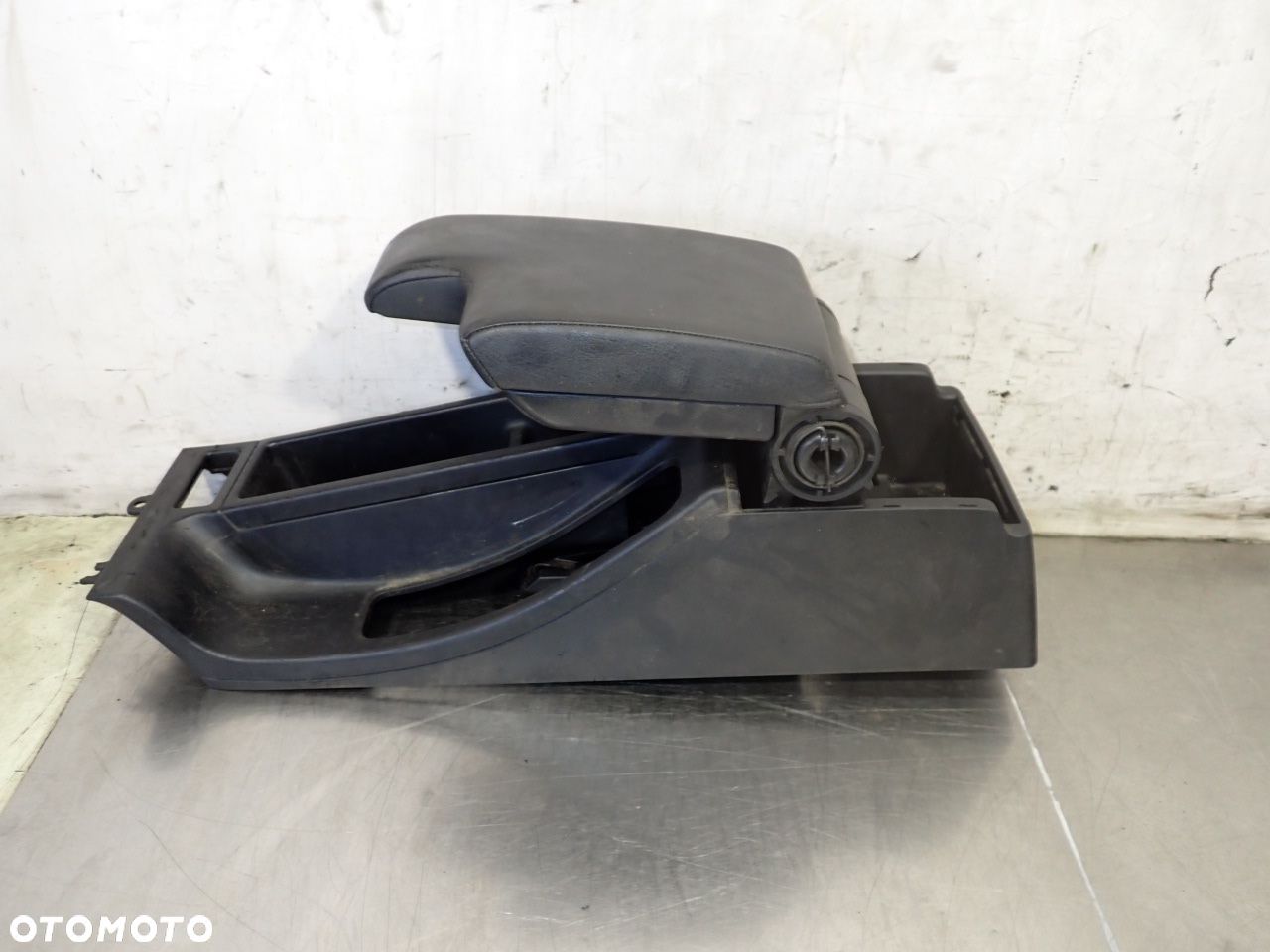 PODŁOKIETNIK BMW E46 1.9 5116-8213680    5116-8213678 - 1