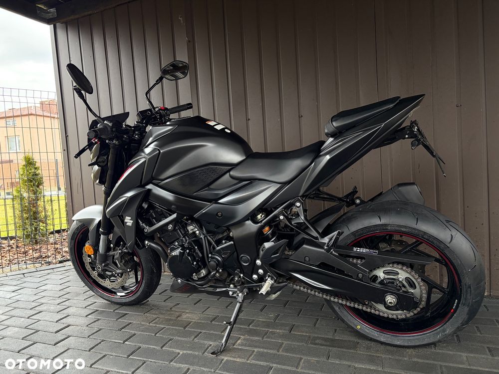 Suzuki GSX - 24