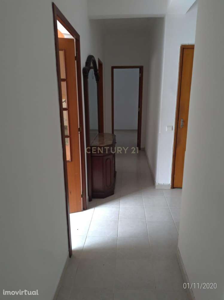 T1 com elevador e varanda na Cruz de Pau / Amora - Grande imagem: 2/26