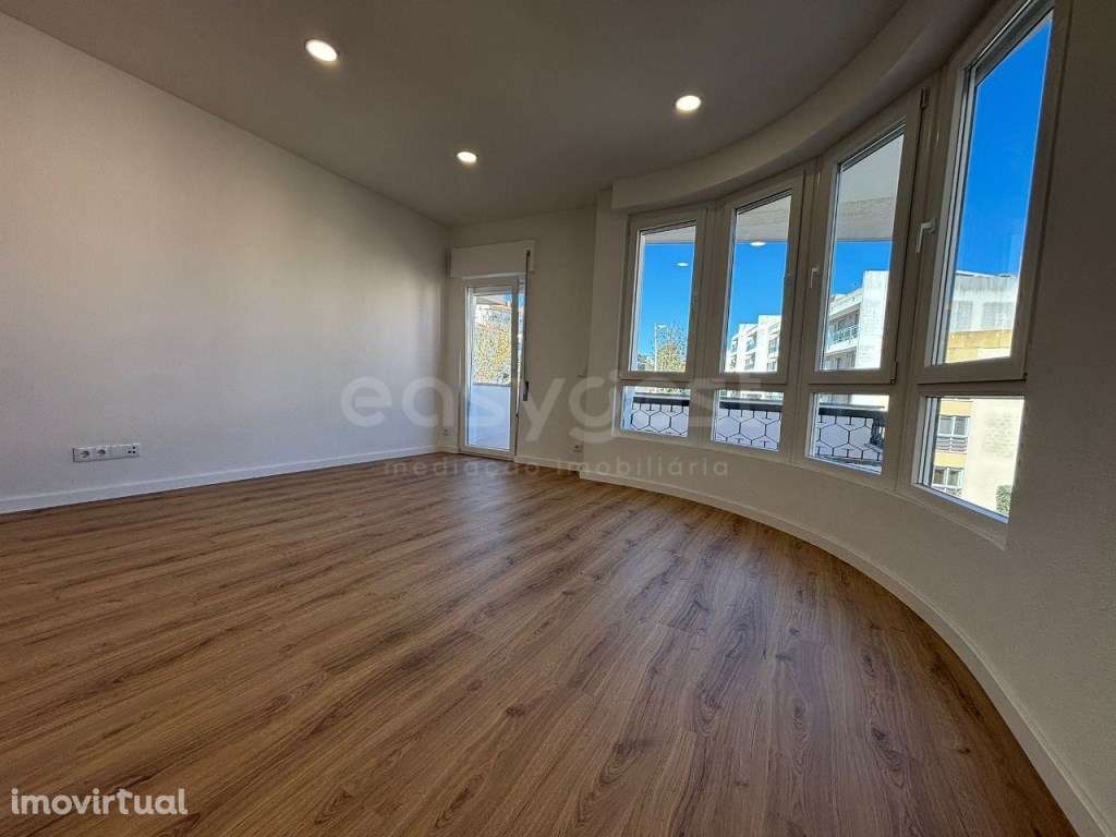 Apartamento T2 com 2 Varandas e Lugar de Parqueamento Coberto - Grande imagem: 2/14