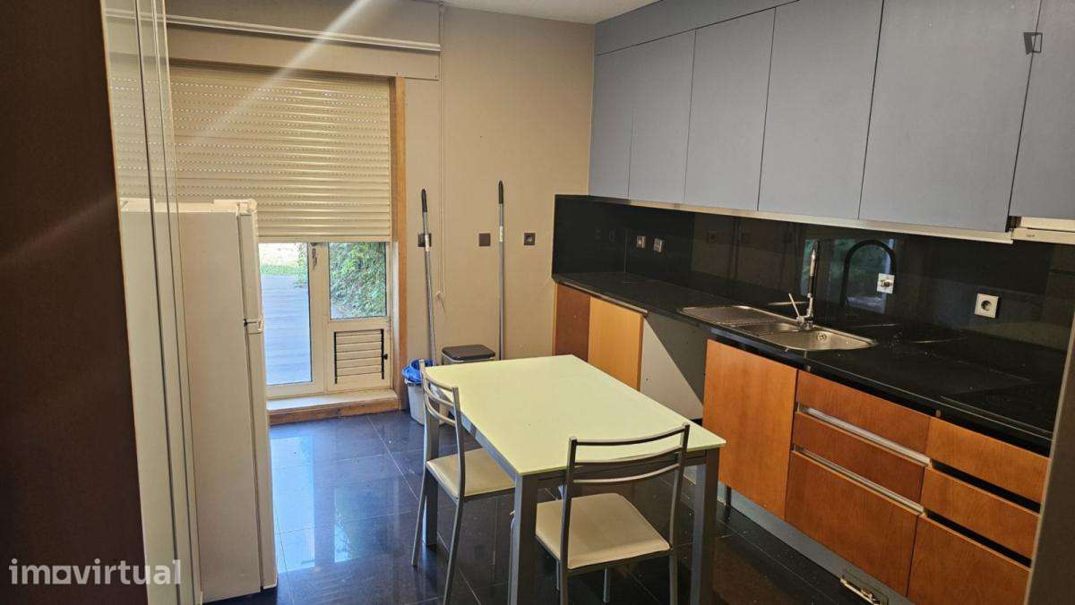 Quarto - localizado em Barcelos - Grande imagem: 3/8