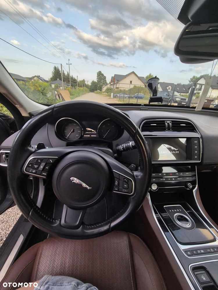 Jaguar XE 2.0 D Prestige - 10