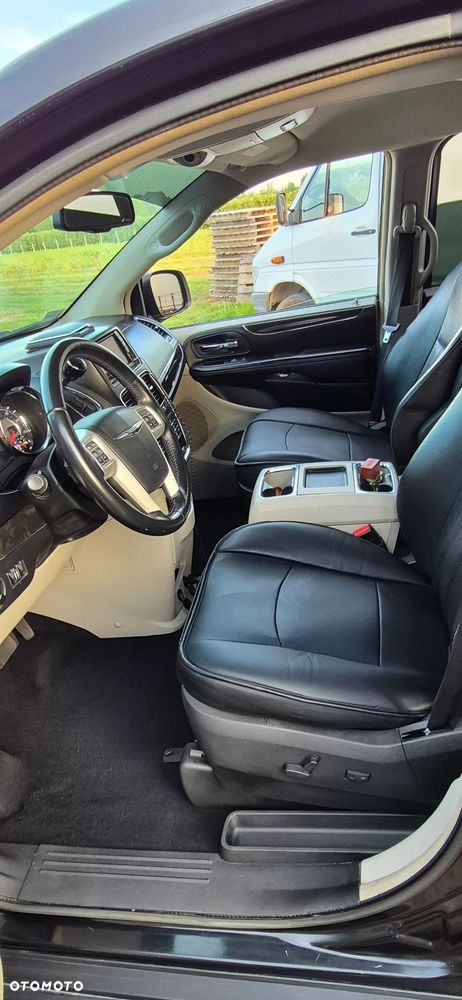 Chrysler Town & Country 3.6 Limited - 17