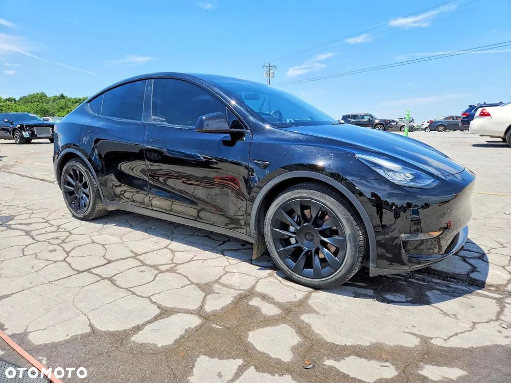 Tesla Model Y - 2