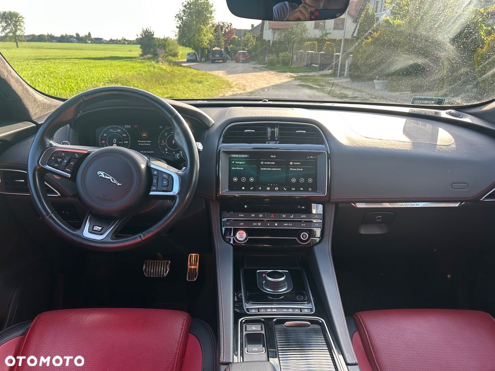 Jaguar F-Pace 2.0 i4D AWD R-Sport - 11