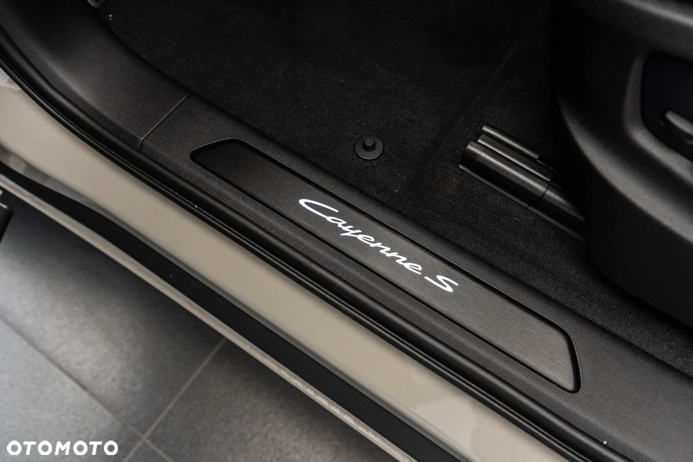 Porsche Cayenne E-Hybrid PHEV Black Edition - 24