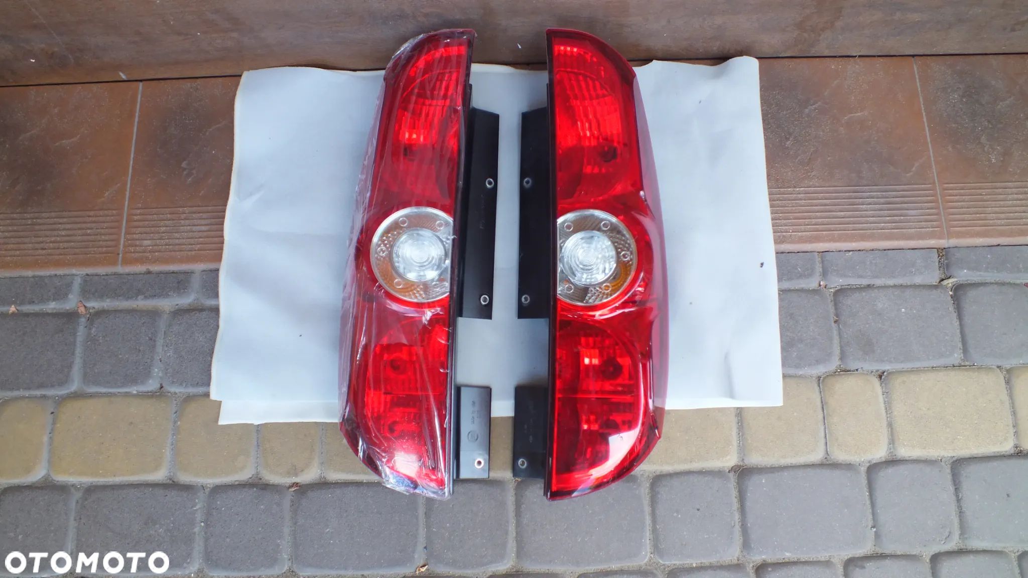 Lampa tylna prawa Fiat Doblo II - 1