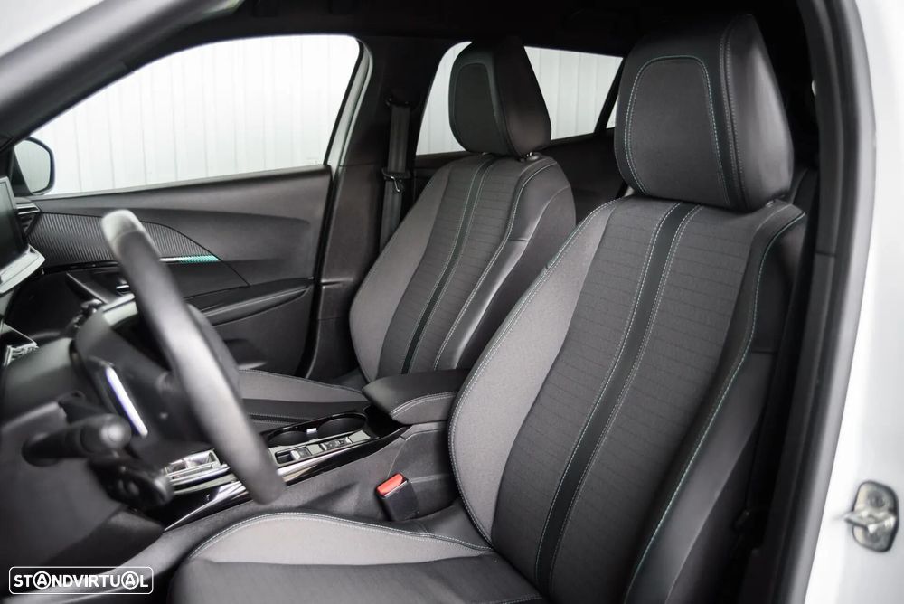 Peugeot 2008 1.2 PureTech Allure Pack EAT8 - 29