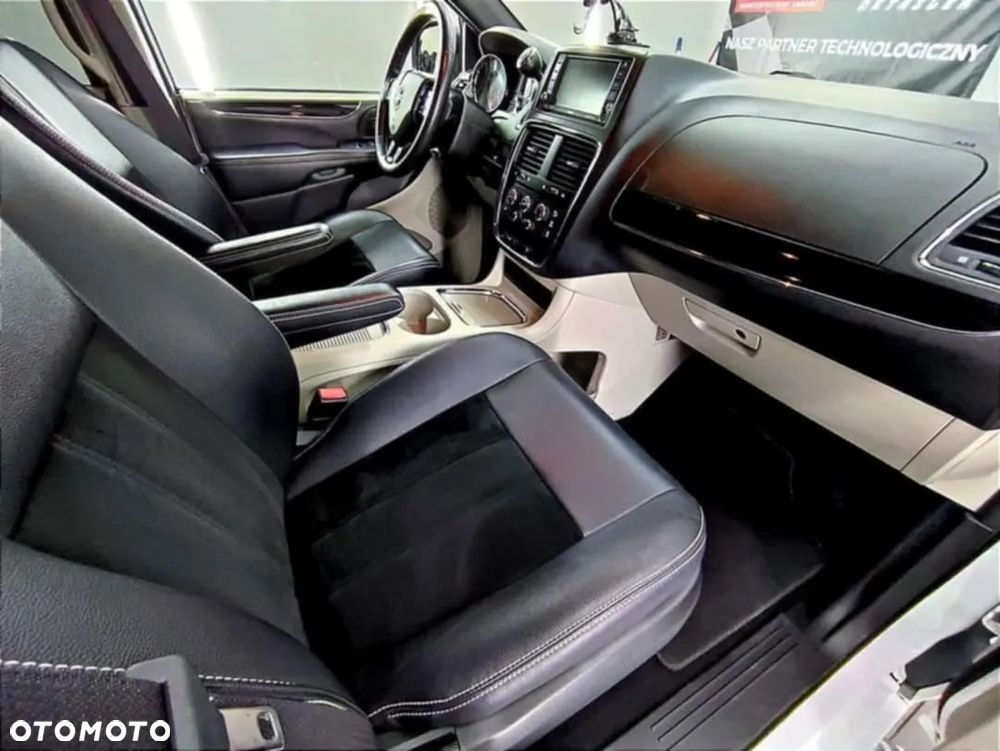 Dodge Grand Caravan - 11