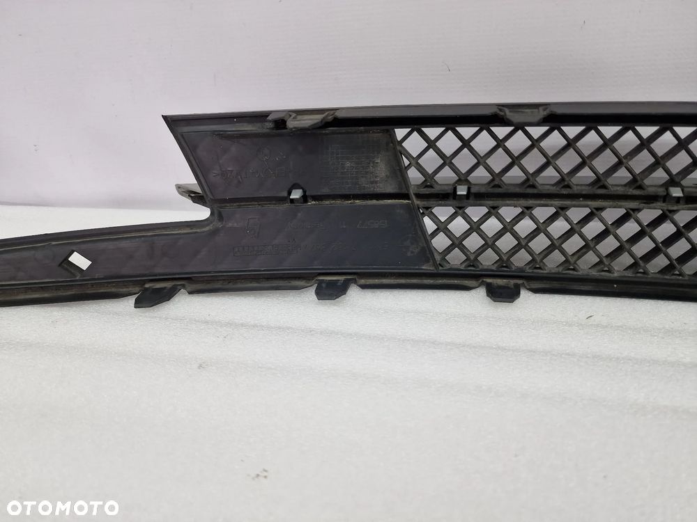 BMW E81 / E87 LIFT 06- KRATKA ŚRODKOWA ZDERZAKA PRZEDNIEGO PRZÓD , NR 51117182367 , NR AUKCJI KR59 - 8