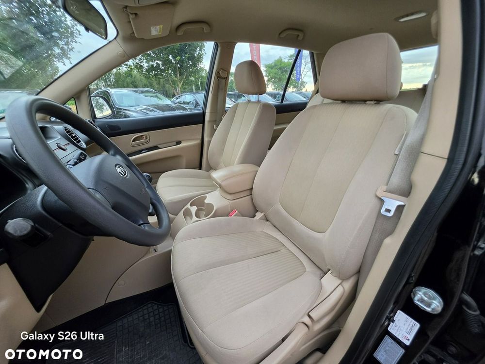 Kia Carens - 31