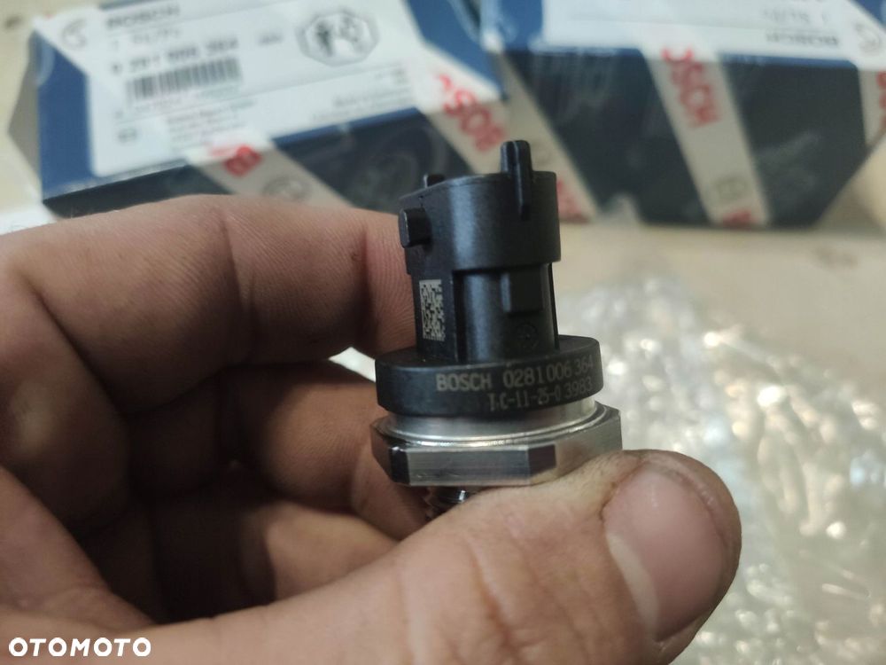 CZUJNIK CIŚNIENIA PALIWA R210 R235 R290 HL730 HL740 HL757 0281006364 - 3