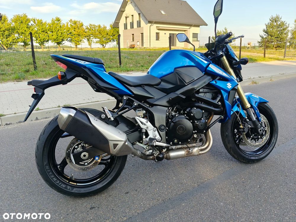 Suzuki GSR - 3