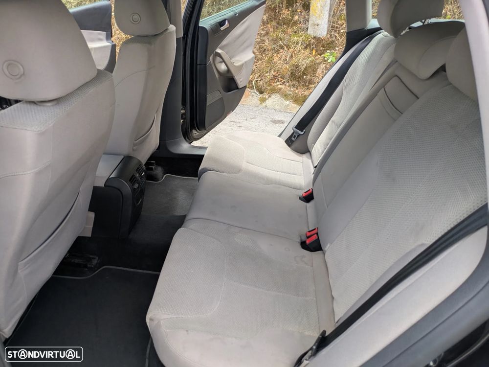 VW Passat Variant 1.6 TDI Confortline BlueMotion - 19