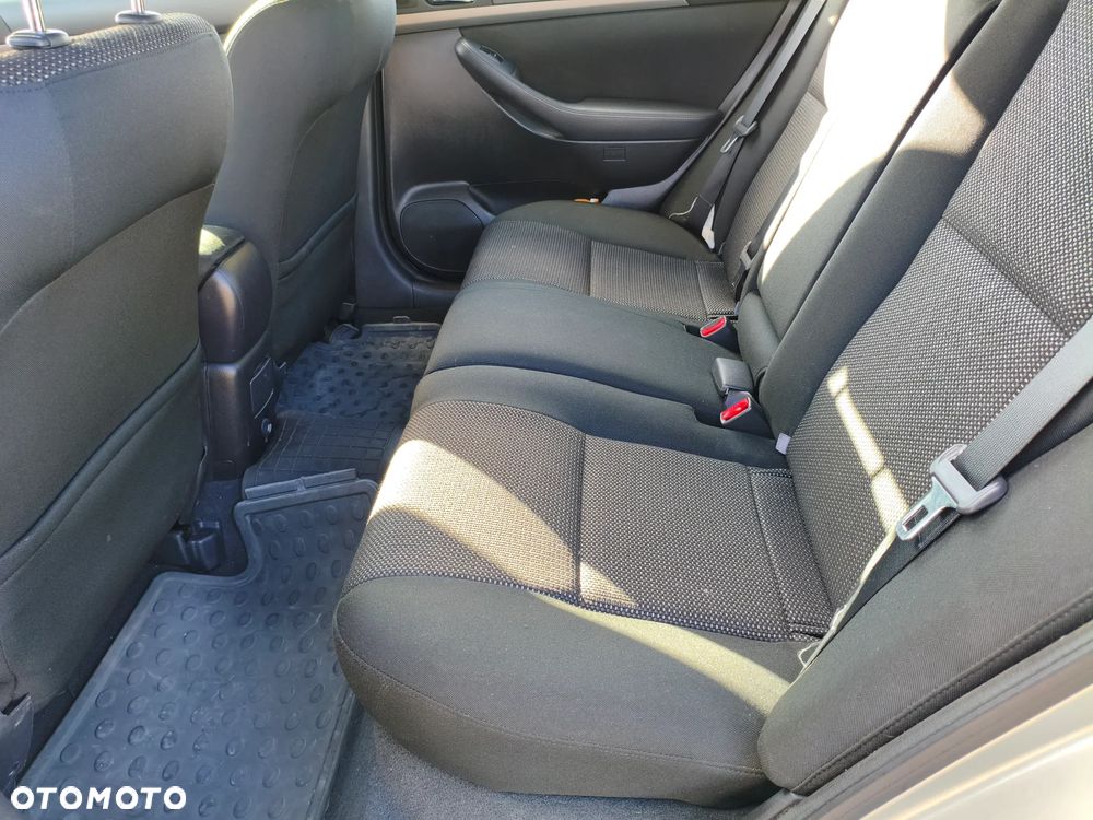 Toyota Avensis 1.8 VVT-i - 10
