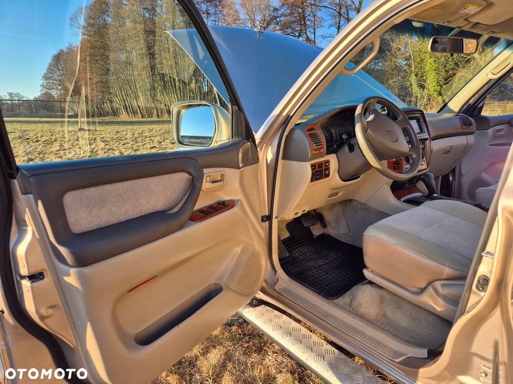 Toyota Land Cruiser - 16