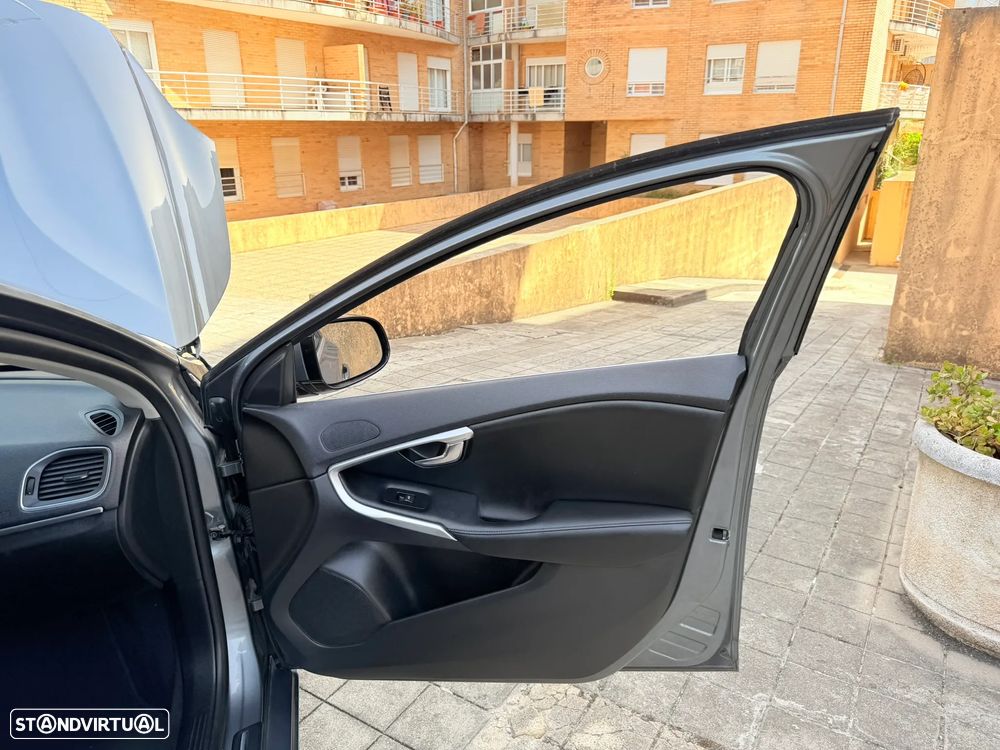 Volvo V40 D2 Momentum - 35