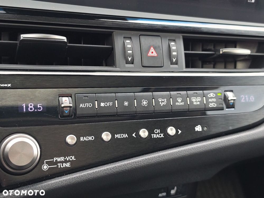 Lexus ES 300h Business Edition - 24