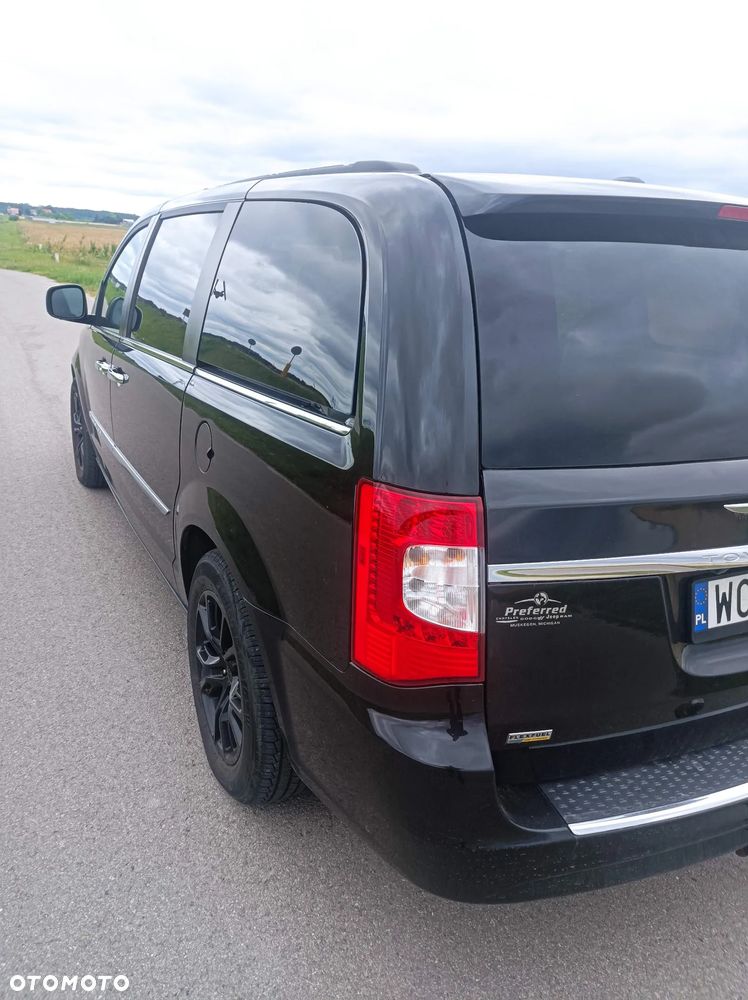 Chrysler Town & Country - 5