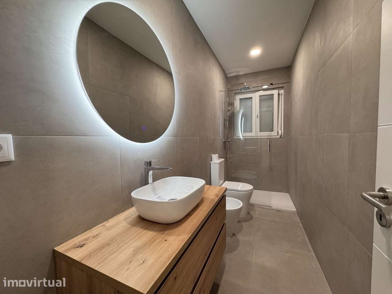 Apartamento T2 com varanda na Av. Mouzinho de Albuquerque em Lisboa - Grande imagem: 2/11