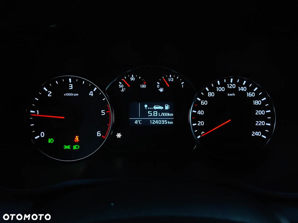 Kia Carens 1.7 CRDi 141 UEFA EURO 2016 - 25